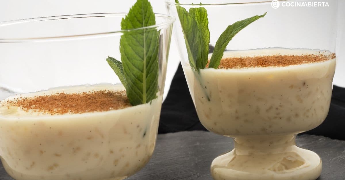 Receta de Arroz con Leche Cremoso en Vaso preparada paso a paso — fotografía editorial de RecetaGenial