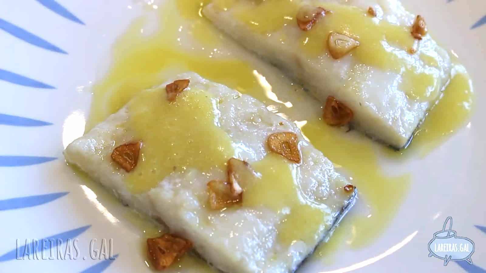Receta de Bacalao al pil pil al horno fácil: Receta tradicional paso a paso preparada paso a paso — fotografía editorial de RecetaGenial