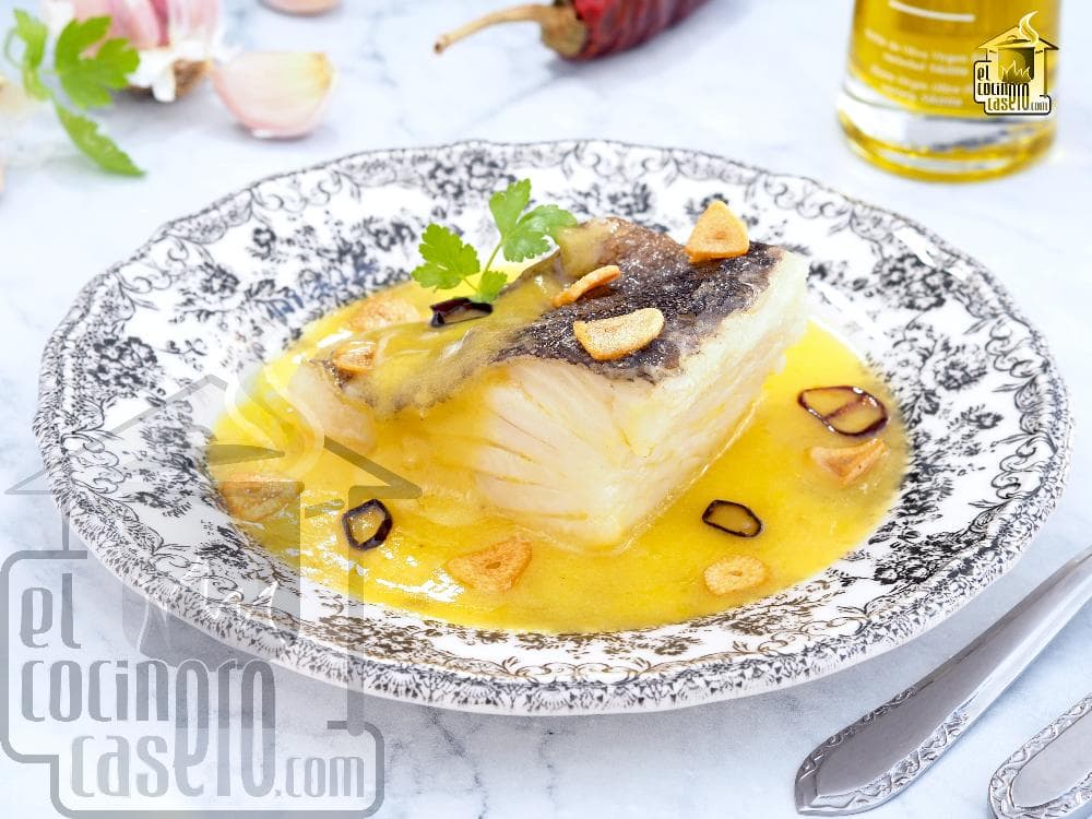Receta de Bacalao al pil pil casero y refrescante preparada paso a paso — fotografía editorial de RecetaGenial