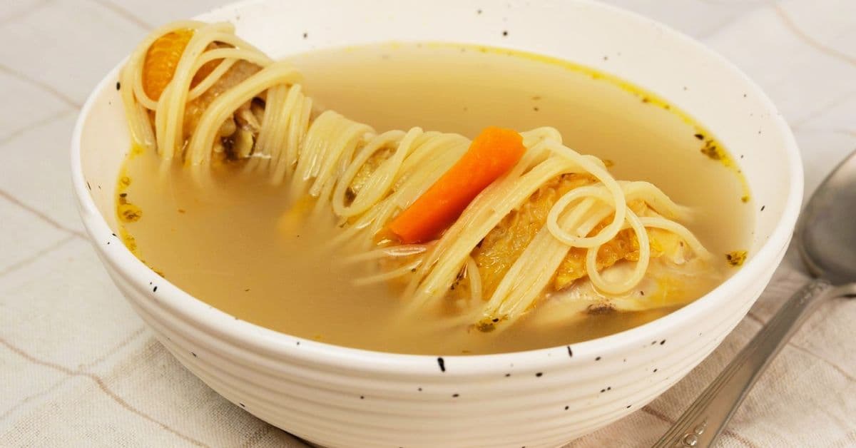 Receta de Caldo de Pollo con Verduras Casero preparada paso a paso — fotografía editorial de RecetaGenial
