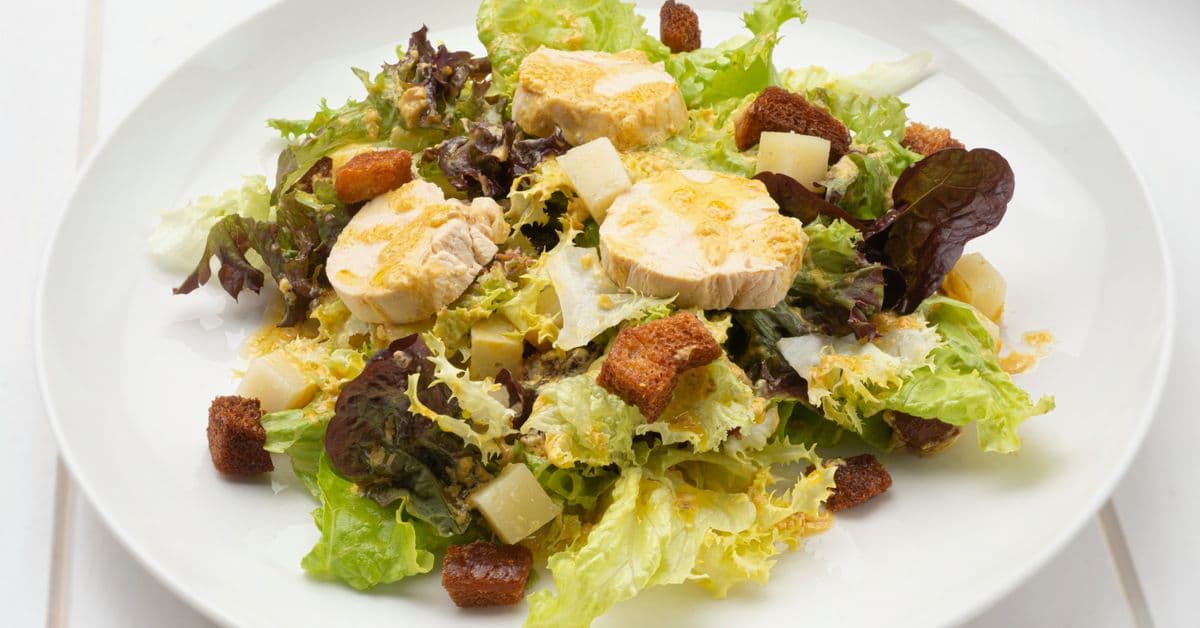 Receta de Ensalada César tradicional con pollo y picatostes caseros preparada paso a paso — fotografía editorial de RecetaGenial