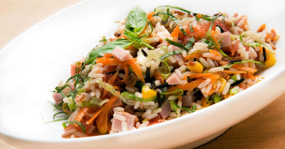 Ensalada de arroz mediterránea con atún y verduras