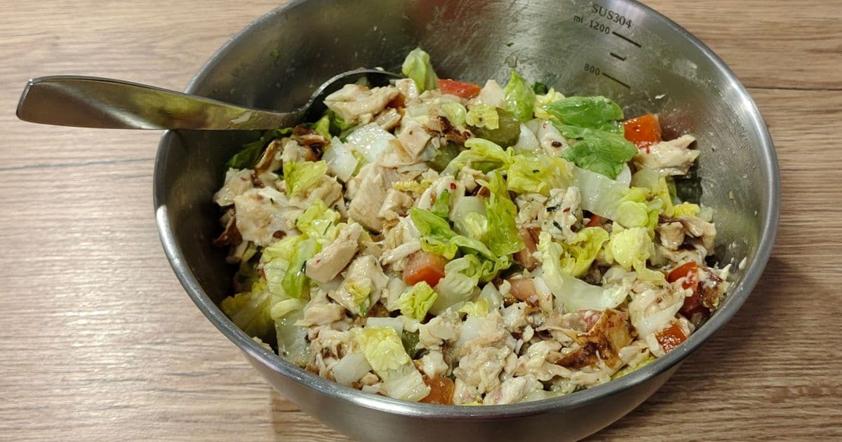 Receta de Ensalada de Pollo Mediterránea con Vinagreta Cítrica preparada paso a paso — fotografía editorial de RecetaGenial