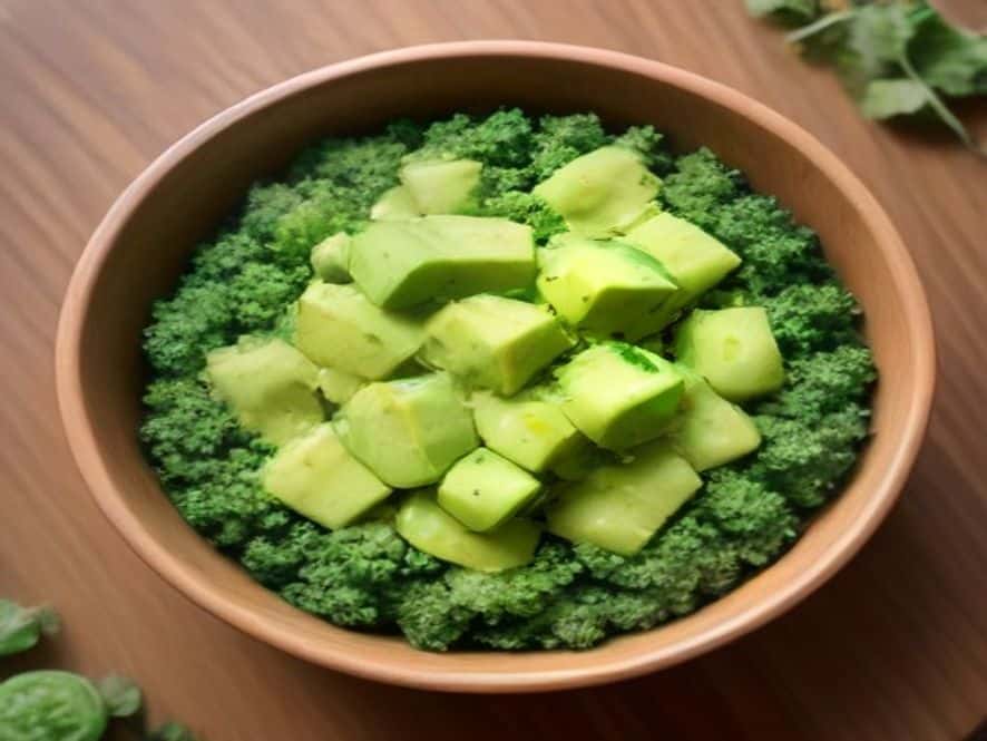 Ensalada fresca de quinoa, kale y aguacate en un bol rústico, con un aderezo vibrante y semillas de chía esparcidas, bajo luz natural.