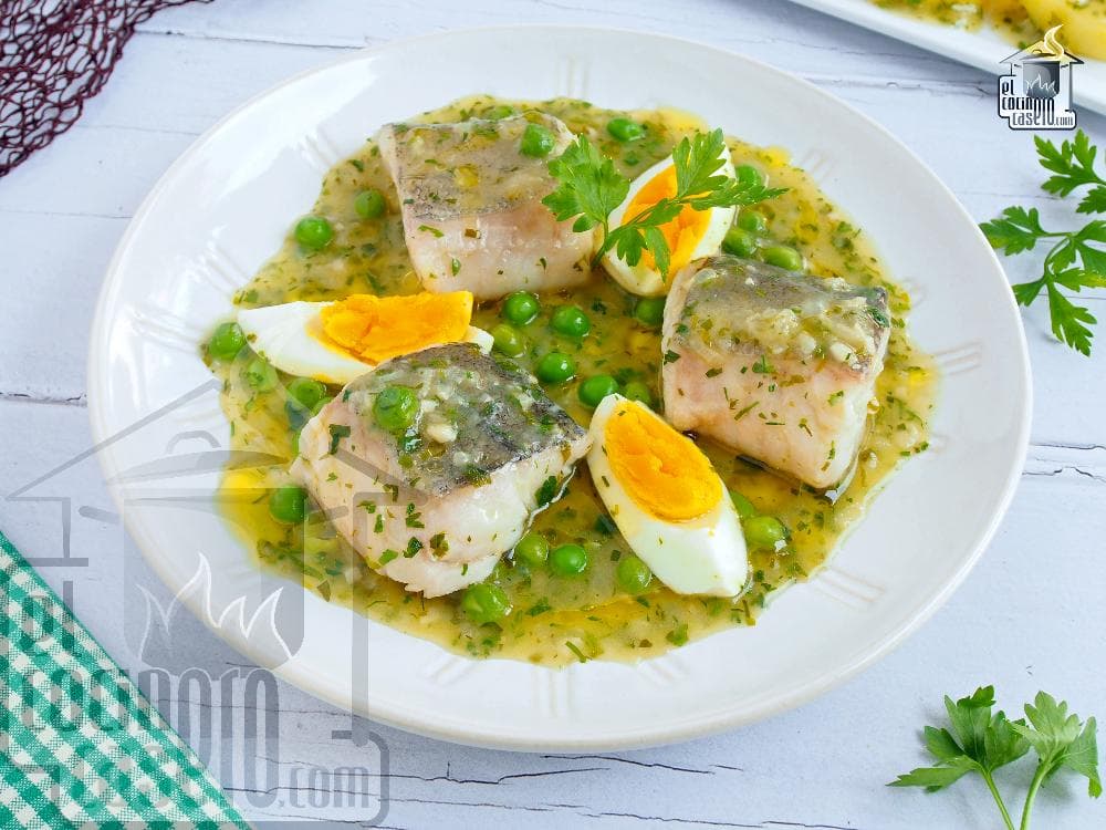 Receta de Merluza en salsa verde casera y refrescante preparada paso a paso — fotografía editorial de RecetaGenial