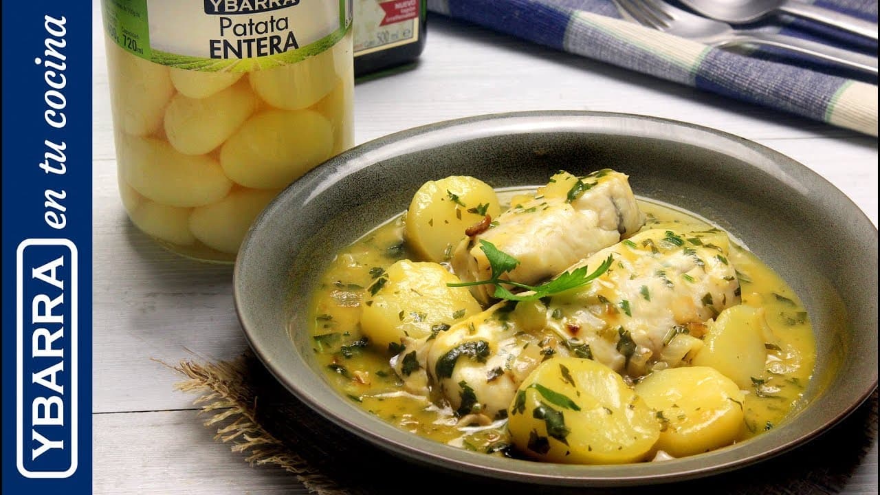 Receta de Merluza en salsa verde con patatas y romero preparada paso a paso — fotografía editorial de RecetaGenial