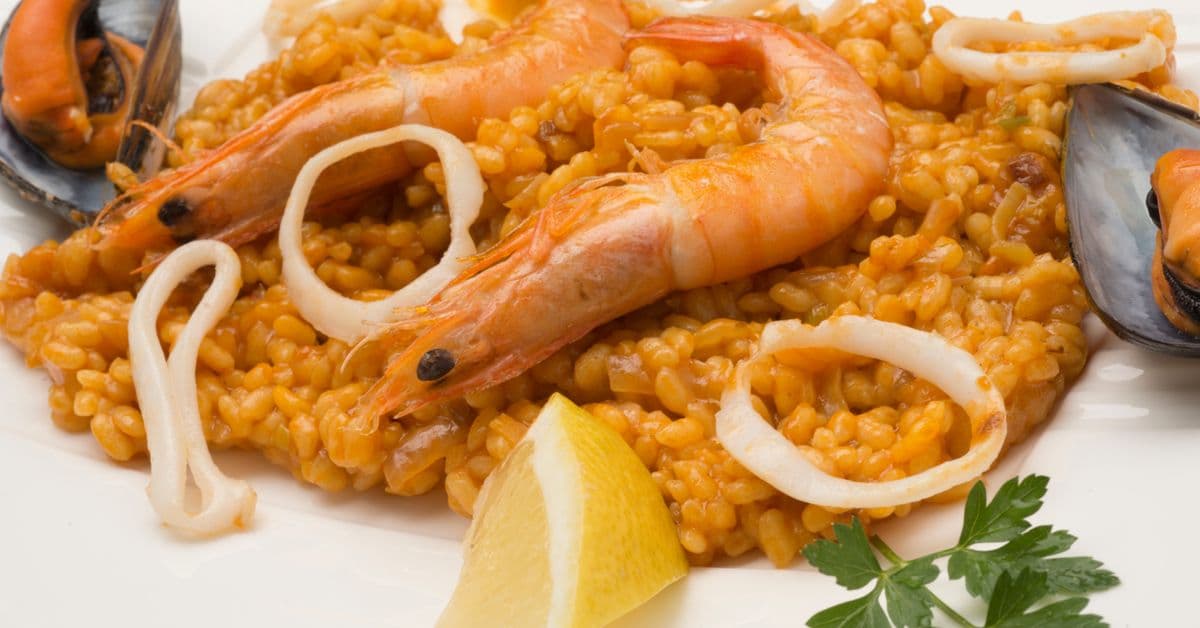Receta de Paella de marisco española: Sabor auténtico del Mediterráneo preparada paso a paso — fotografía editorial de RecetaGenial