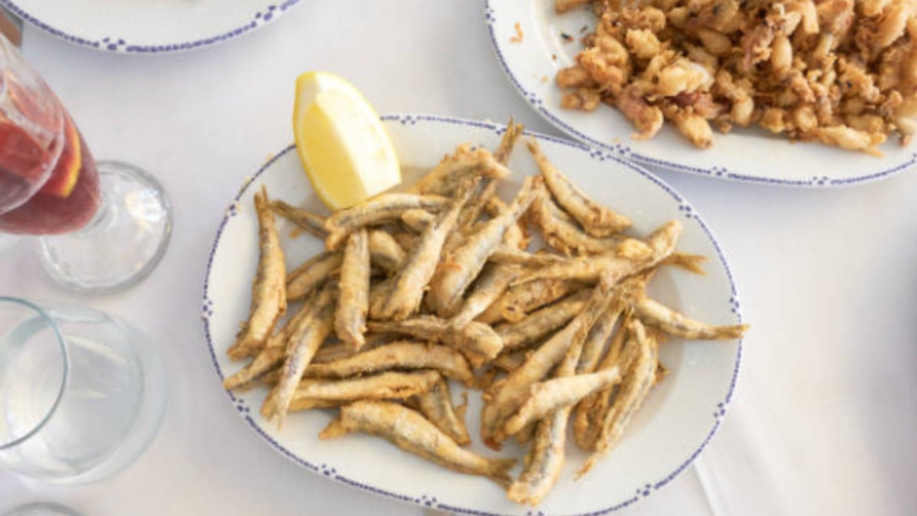 Receta de Pescado frito crujiente al estilo tradicional preparada paso a paso — fotografía editorial de RecetaGenial