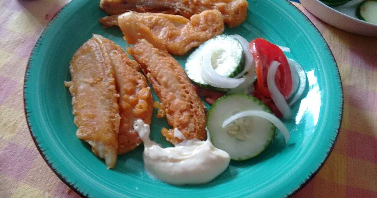 Receta de Pescado frito tradicional y saludable preparada paso a paso — fotografía editorial de RecetaGenial