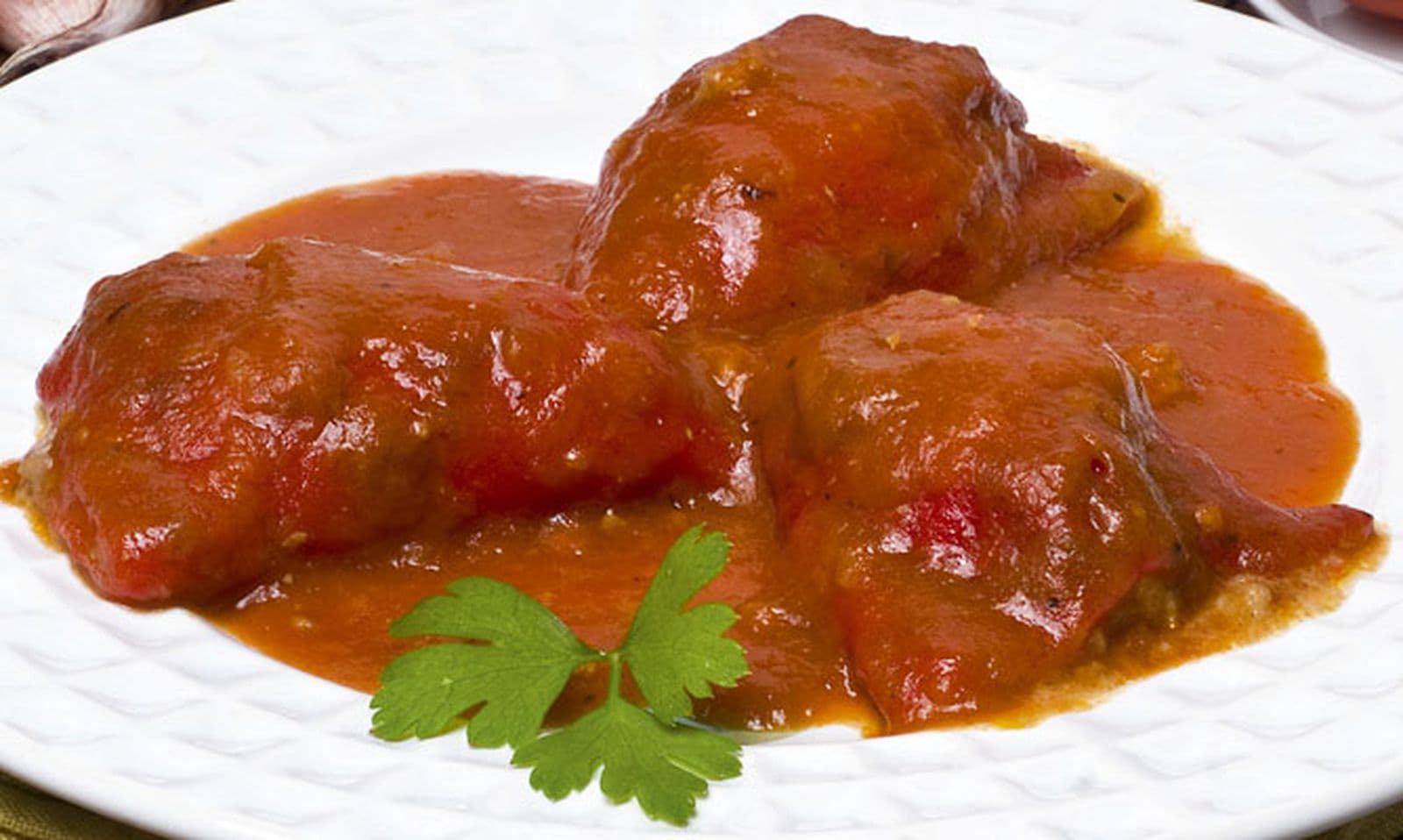 Receta de Pimientos rellenos de carne jugosa con cebolla preparada paso a paso — fotografía editorial de RecetaGenial
