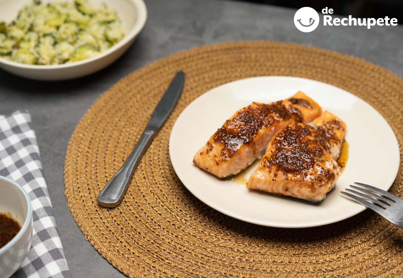 Receta de Salmón al horno con espárragos y hortalizas preparada paso a paso — fotografía editorial de RecetaGenial