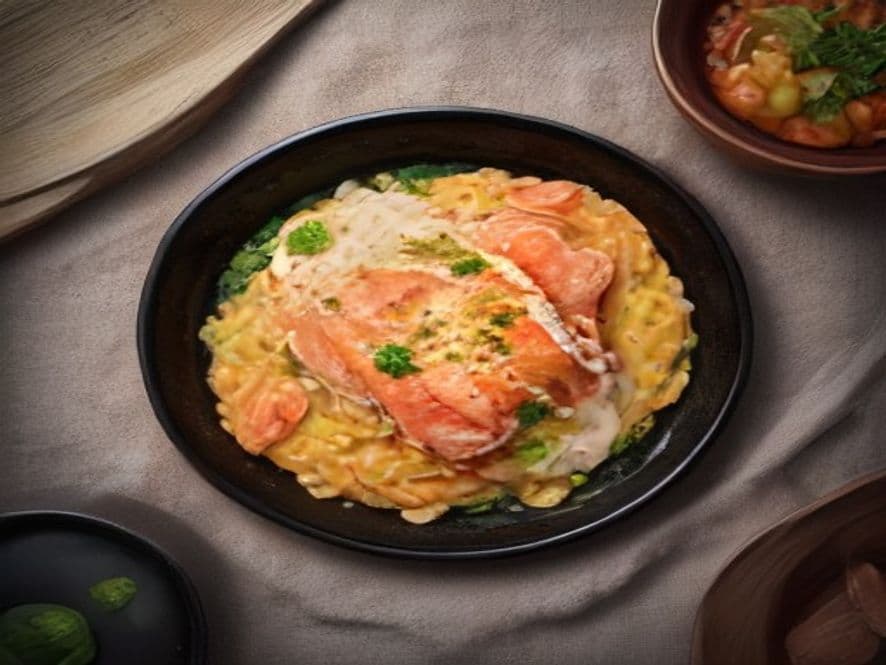 Receta de Salmón al horno jugoso con cama de patatas y hortalizas preparada paso a paso — fotografía editorial de RecetaGenial