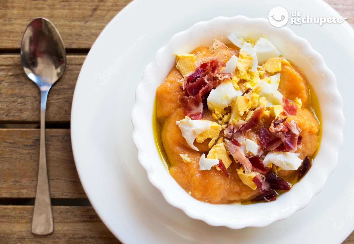 Salmorejo con Virutas de Jamón: El Sabor del Verano Andaluz