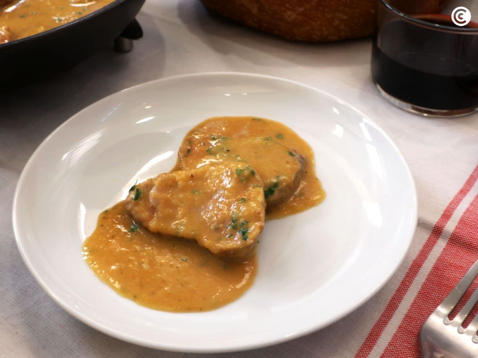 Receta de Solomillo de cerdo en salsa tradicional vasca preparada paso a paso — fotografía editorial de RecetaGenial