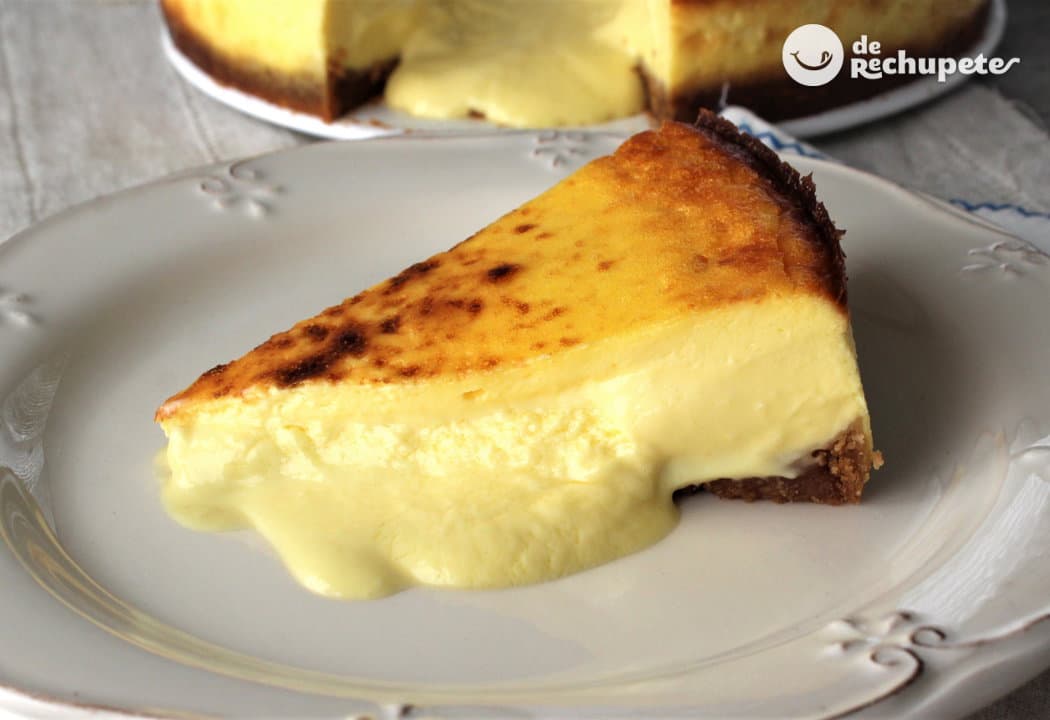 Receta de Tarta de queso cremosa al horno preparada paso a paso — fotografía editorial de RecetaGenial