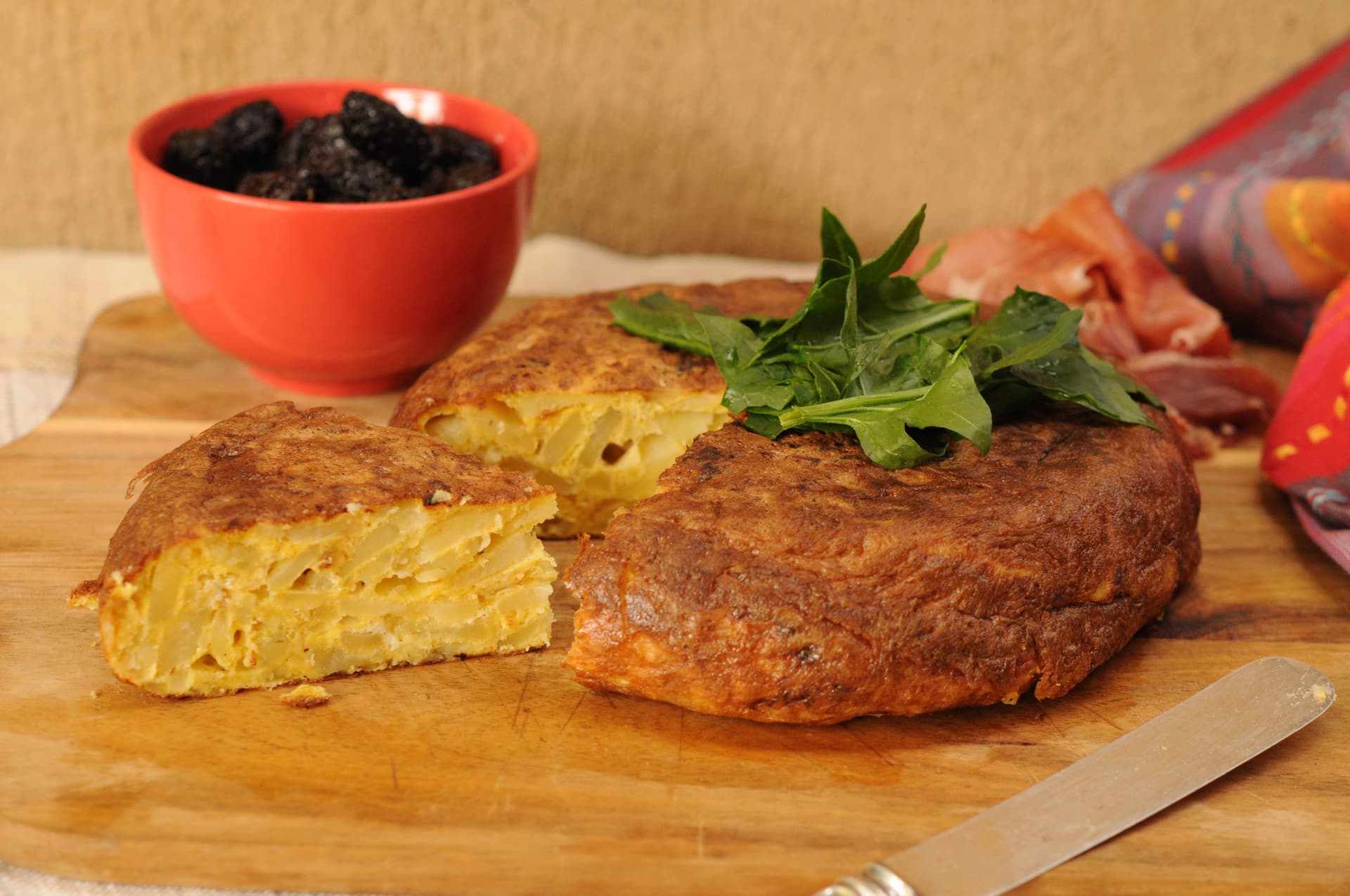 Receta de Tortilla Española Gourmet Tradicional: La Receta Definitiva y Cremosa preparada paso a paso — fotografía editorial de RecetaGenial